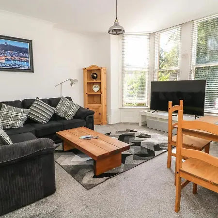 Located Centrally For Up To 4 Guests Scarborough