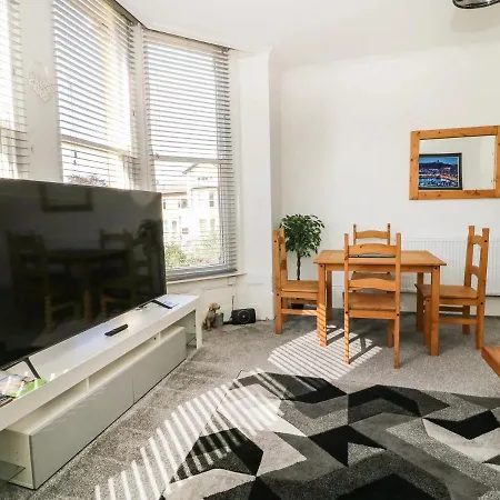 Located Centrally For Up To 4 Guests * Scarborough